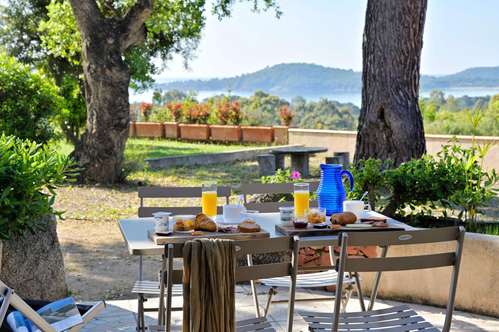 Le petit-déjeuner servi sur la terrasse d'U Paesolu